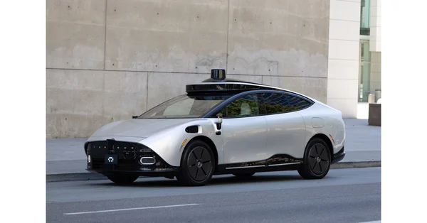 Le véhicule autonome Tensor avec son design futuriste et ses capteurs toit garé dans la rue.