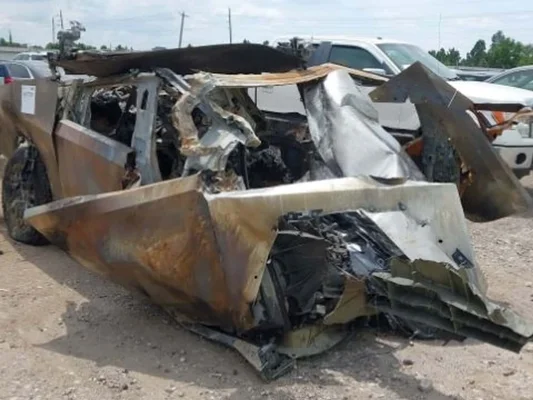 Les restes calcinés et détruits d'un Cybertruck mis aux enchères.