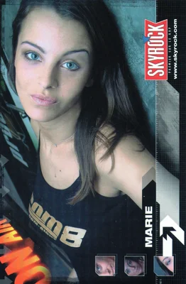 Marie de Skyrock posant avec un t-shirt noir marqué BOMB devant un fond aux couleurs de la radio.