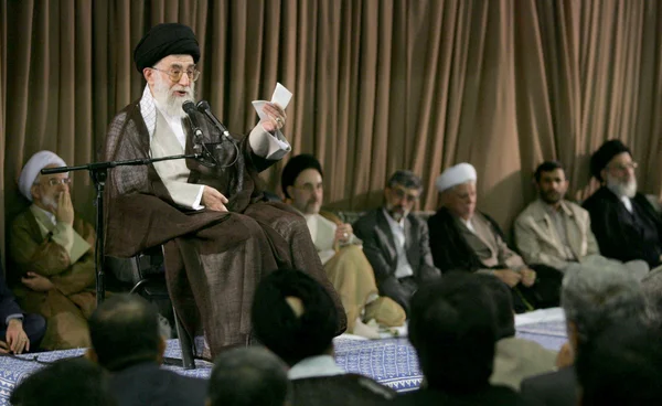 L'Ayatollah Ali Khamenei s'adressant à une audience avec un document