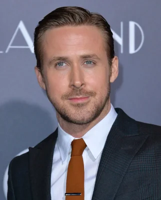 Ryan Gosling en veste de jean bleu clair.