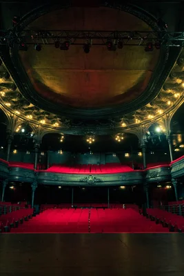 La salle de La Cigale avec ses fauteuils rouges et sa scène.