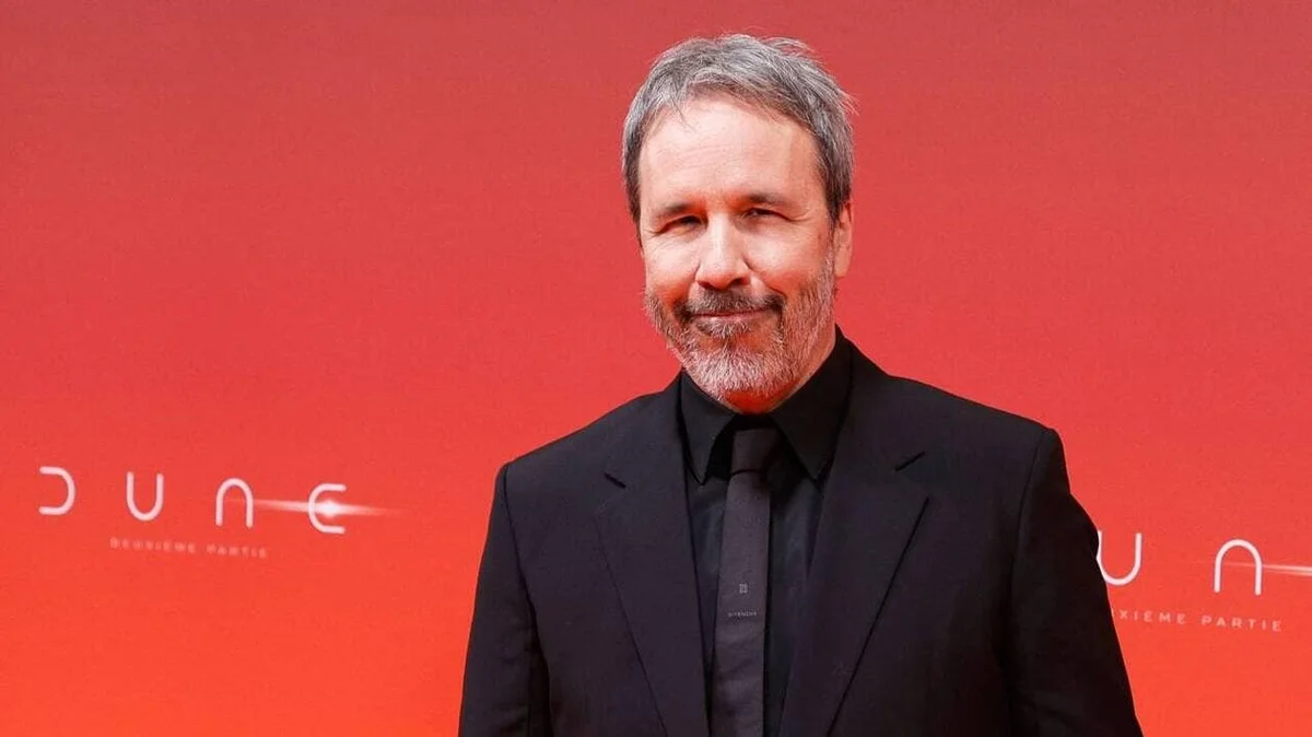 Denis Villeneuve, réalisateur de Dune, en costume lors d'une conférence de presse promotionnelle.