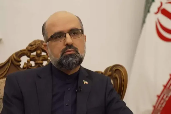 Un diplomate iranien portant une épingle aux couleurs de son pays.