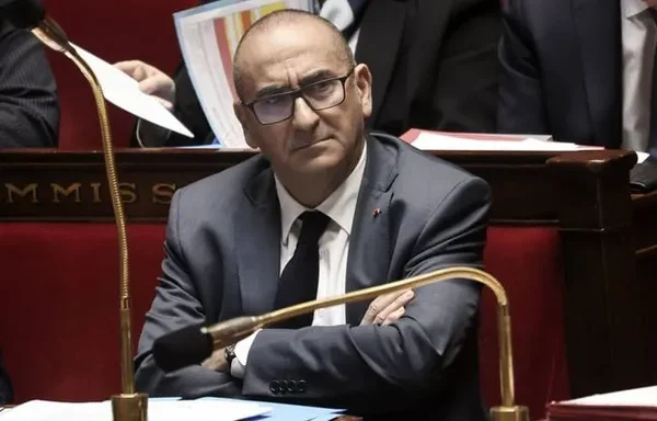Laurent Nuñez assis dans une hémicycle officielle.