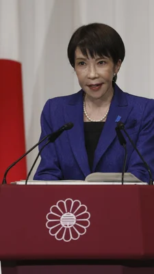 Sanae Takaichi s'exprimant lors d'une conférence de presse.