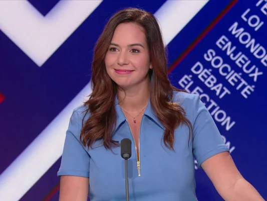 Sarah Knafo s'exprime lors d'un meeting politique