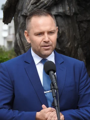 Karol Nawrocki, historien et président de l'Institut de la mémoire nationale, lors d'une cérémonie à Mielec.