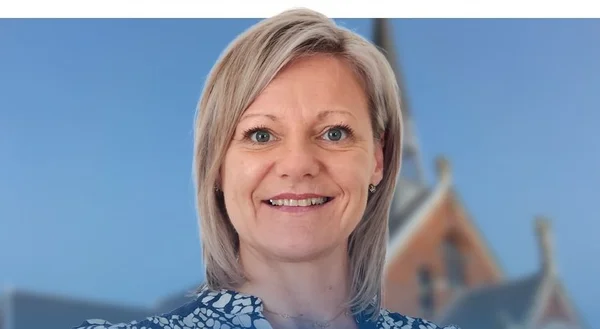 Daisy Duveau, nouvelle maire RN de Grenay, face à la caméra devant un ciel bleu.