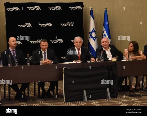 Le Premier ministre Benjamin Netanyahu parle au début d'une réunion du parti Likud à Jérusalem.