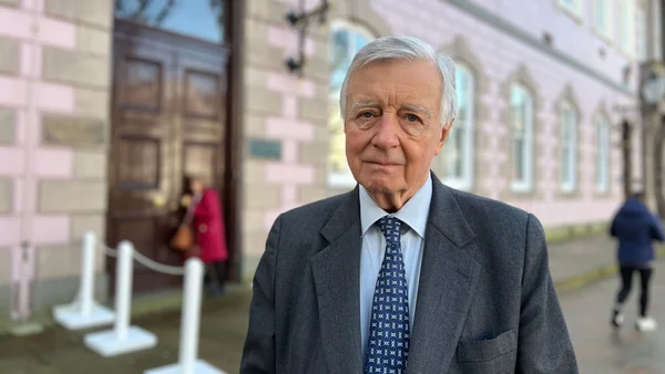 Un homme devant le bâtiment des États de Jersey lors du débat sur l'aide à mourir.