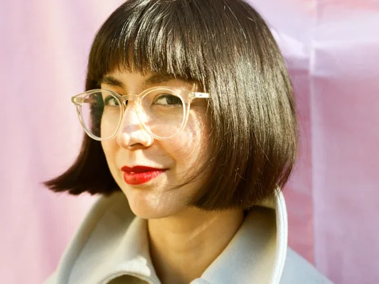 Kaliane Bradley posant devant un fond rouge.