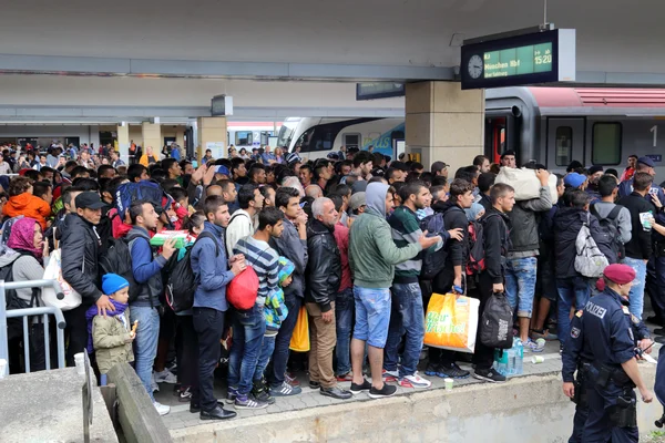 Réfugiés syriens attendant sur le quai de la gare de Munich à leur arrivée en Allemagne en 2015.