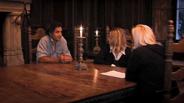 Séance de spiritisme autour d'une table au château de Fougeret.
