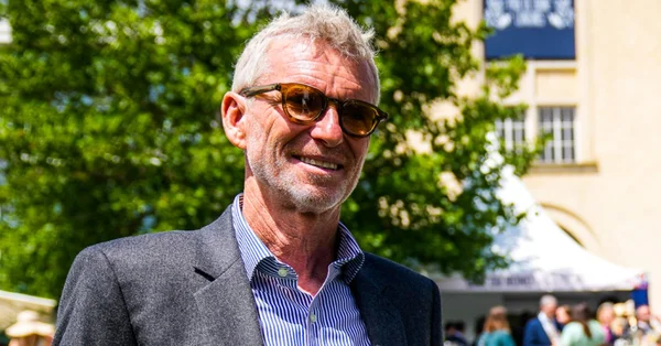 Denis Brogniart lors d'un événement sportif, probablement le Tour de France.