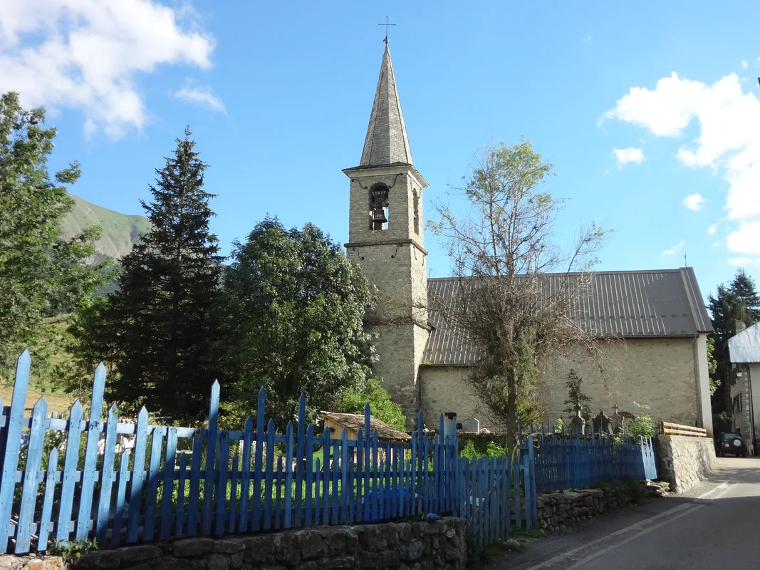 Le Vernet (Alpes-de-Haute-Provence) avec son église en pierre et son clocher