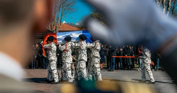 Transport du cercueil lors de la cérémonie d'hommage.