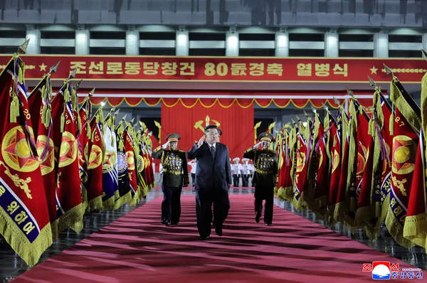 Kim Jong-un saluant lors du défilé marquant les 80 ans du Parti des travailleurs à Pyongyang.