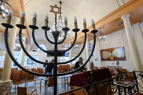 Vue de l'intérieur d'une synagogue avec une menorah.
