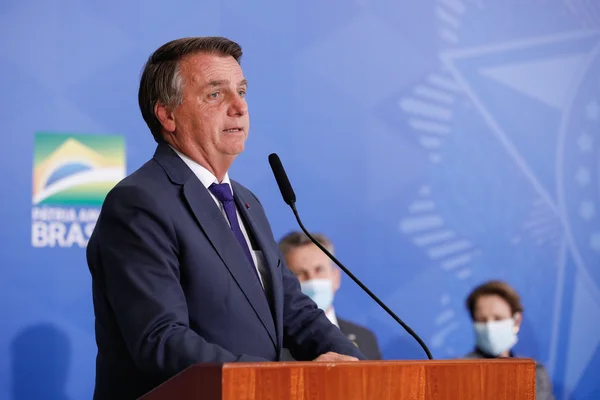 Le président Jair Bolsonaro s'exprimant lors de la cérémonie de lancement des autorisations ferroviaires à Brasília.