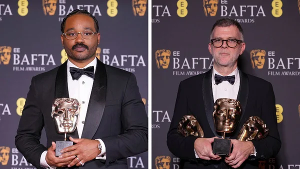 Moment de fous rires et d'embrassades entre les lauréats sur le podium.
