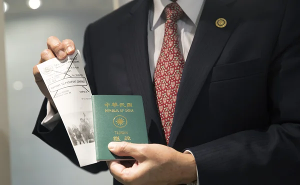 Un passeport des États-Unis est extrait d'un sac de voyage.