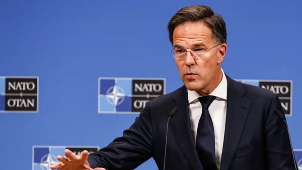 Le chef de l'Otan Mark Rutte met en garde contre la menace russe devant un fond bleu de l'OTAN