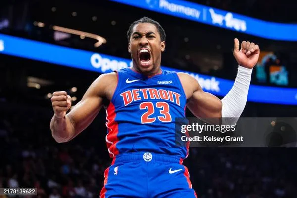 Jaden Ivey des Detroit Pistons célébrant un panier avec les bras levés en arène.