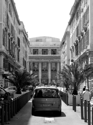 Le quartier de l'Opéra à Marseille avec l'Opéra Municipal et un van Renault en circulation