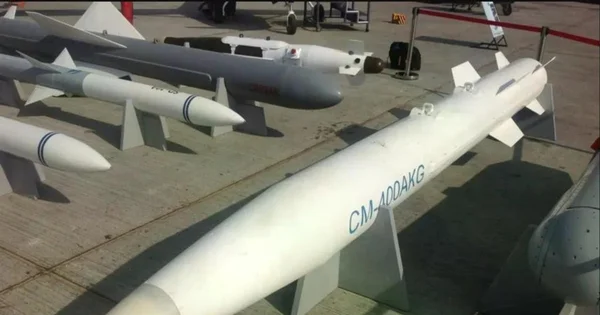 Des missiles exposés, dont le modèle chinois CM-400AKG au premier plan.