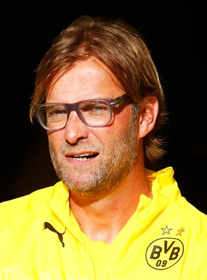 Jürgen Klopp, entraîneur du Borussia Dortmund, en veste jaune Puma aux logos BVB 09.