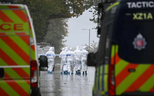 Forces de l'ordre et secours réunis devant une synagogue après une attaque.