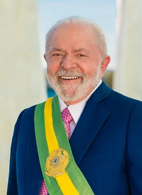 Photo officielle du président de la République, Luiz Inácio Lula da Silva, portant l'écharpe présidentielle.