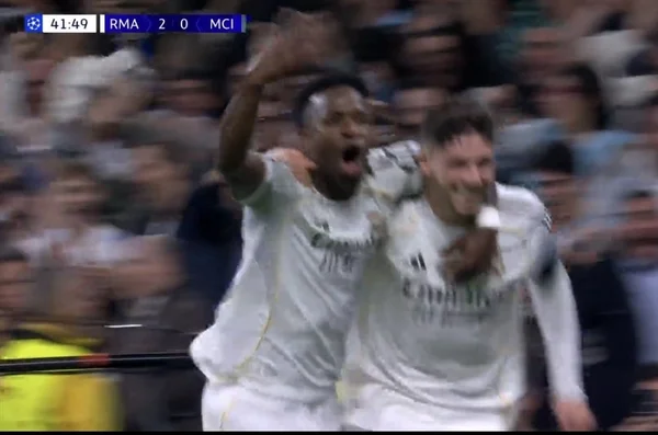 Deux joueurs du Real Madrid célébrant face au public lors du match contre Manchester City.