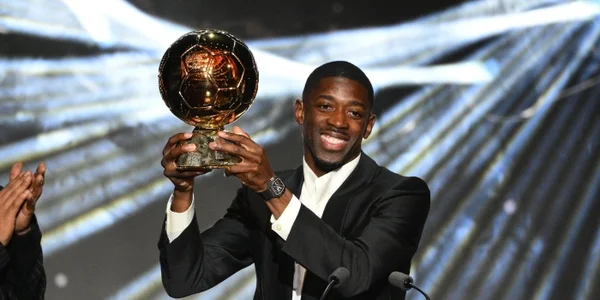 L'heureux lauréat exultant en brandissant son Ballon d'Or.