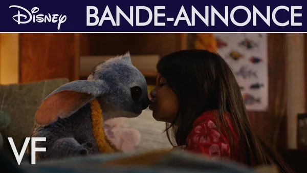 Image promotionnelle avec une jeune fille embrassant Stitch.