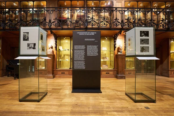 Exposition « Phénomènes. L'inexpliqué face à la science » à la Bibliothèque Université Paris Cité.