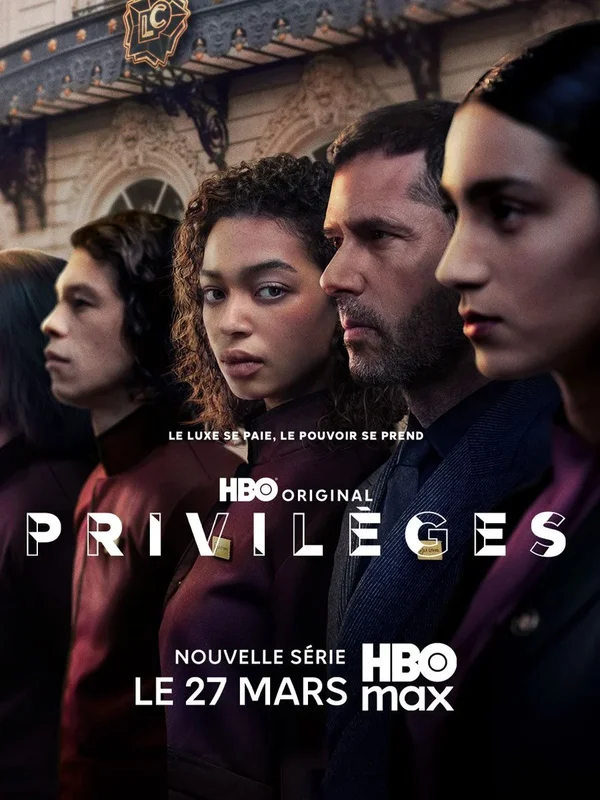 Affiche promotionnelle de Privilèges avec cinq personnages en tenue de soirée devant un bâtiment ornementé.