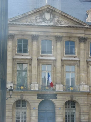 Le bâtiment du Ministère de la Justice situé place Vendôme avec son architecture classique.
