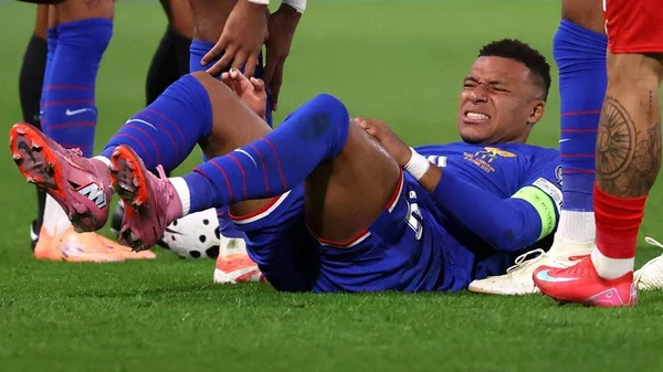 Kylian Mbappé capitaine de la France étendu sur la pelouse après sa blessure à la cheville face à l'Azerbaïdjan