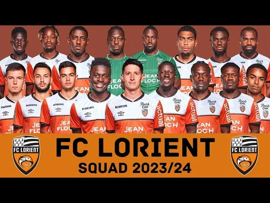 L'effectif du FC Lorient pour la saison 2023/24 posant en tenue officielle.