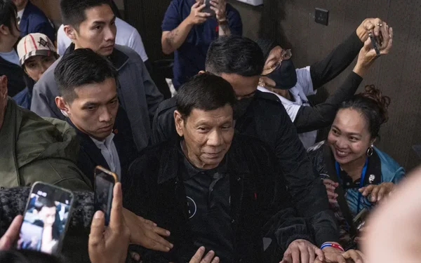Écran montrant un avocat lors de l'audience de confirmation pour l'ex-leader Duterte