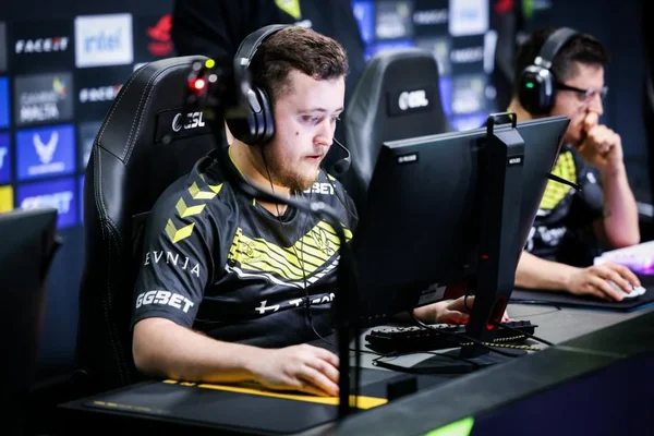 Des joueurs de Team Vitalité lors d'une compétition de Counter-Strike.