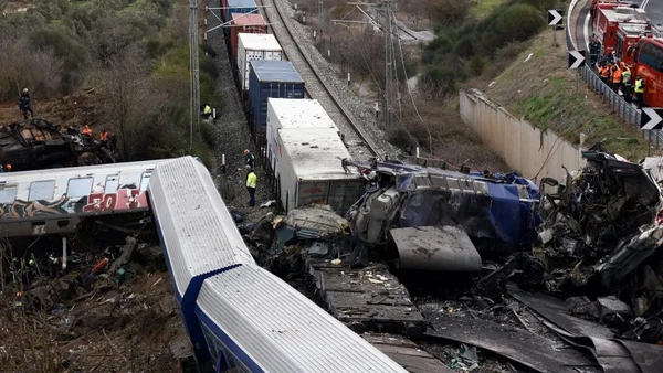 La gravité de la collision ferroviaire de Tempé, avec les wagons tordus et les secours intervenant sur les débris.