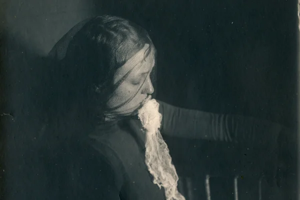 Photographie en noir et blanc d'une personne suggestive d'une ambiance paranormale