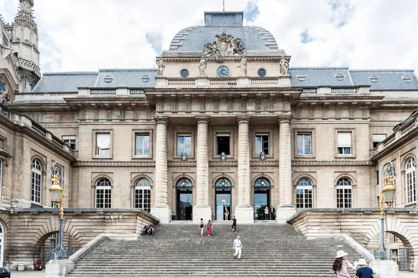 Bâtiment historique ou gouvernemental à l'architecture classique avec escalier central et colonnade.