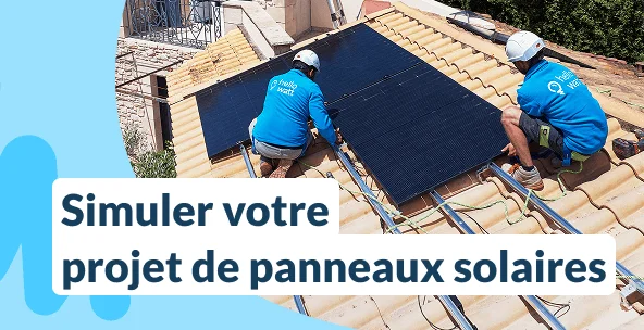 Professionnels en casquettes et bleus de travail posant des panneaux solaires sur un toit
