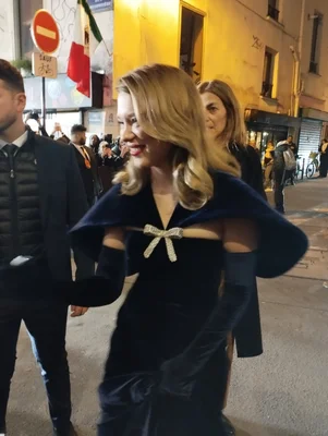 Léa Seydoux à l'avant-première de Dune: Deuxième Partie, arborant une robe bleue nuit dans les rues de Paris.