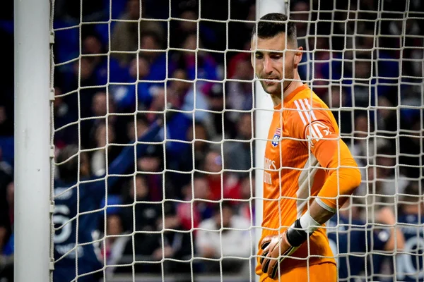 Duel intense entre un joueur lyonnais et un défenseur du Celta Vigo.