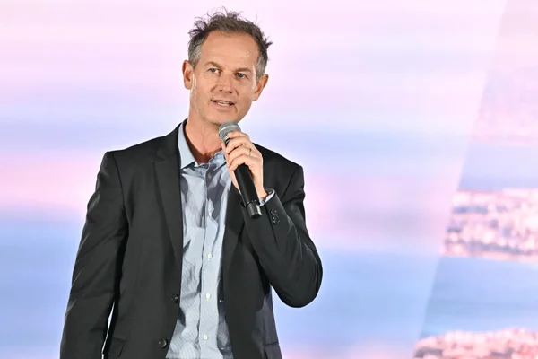 Edgar Grospiron répondant aux critiques sur le comité d'organisation des JO Alpes 2030 lors d'une apparition médiatique.